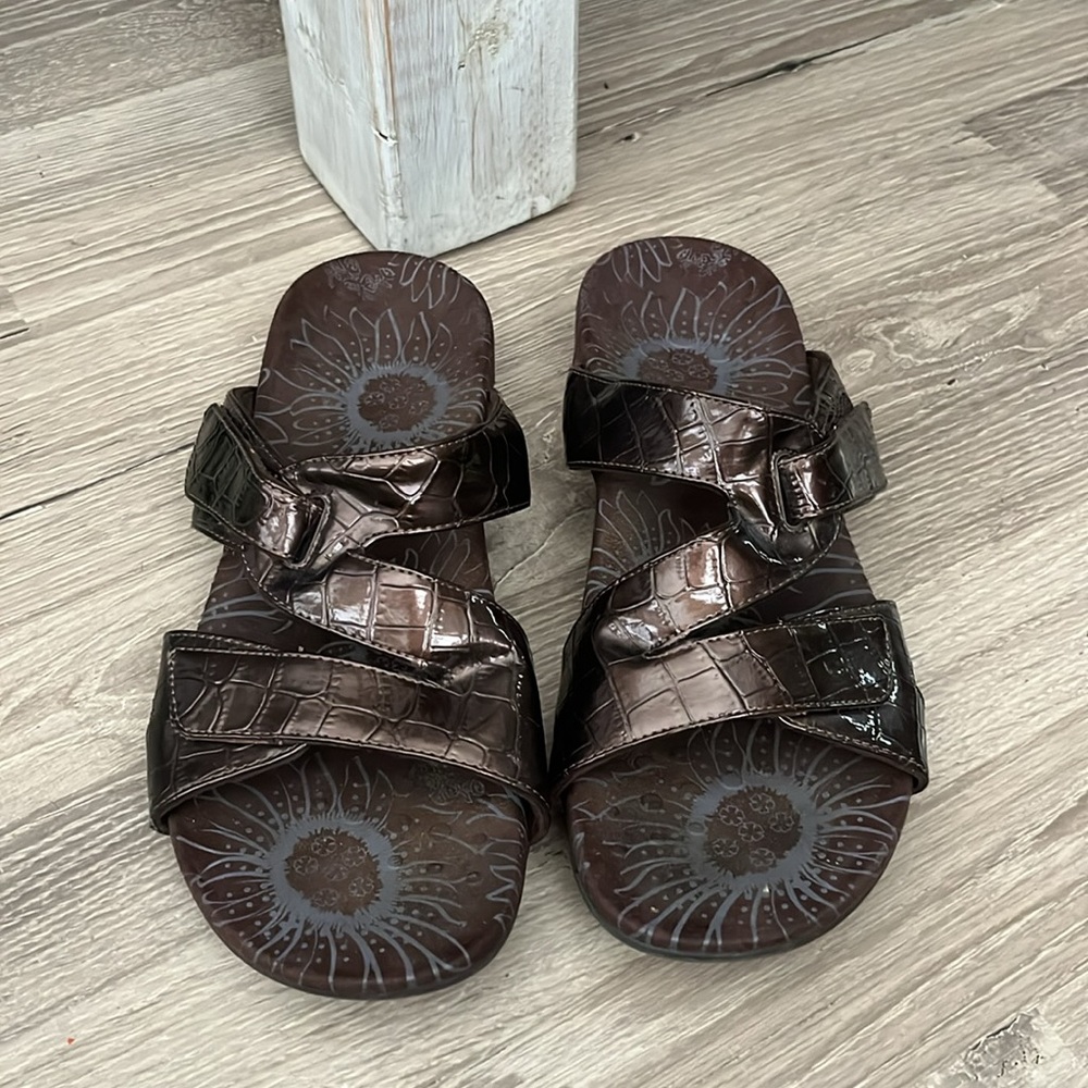 Vionic sandals/10 - Picture 2 of 4